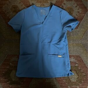 Figs Casma Three-pocket scrub top in Royal Blue XS